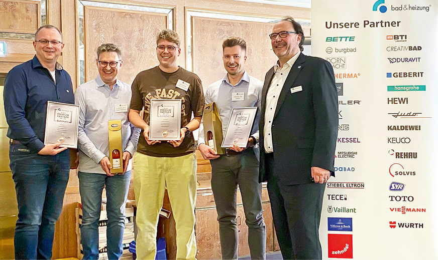 Nahmen die ­Ehrung für jahrzehntelange Mitgliedschaft durch Dirk Schlattmann entgegen (v. l.): Stefan Bahlmann, Andreas und Joël Knöchel sowie Sebastian Soll.