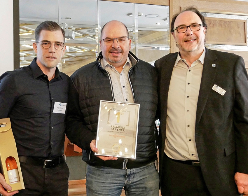 Viessmann ist bereits seit 40 Jahren engagierter ­Industriepartner: Jörg ­Strobel und Frank ­Deris (v. l.) ernteten den ­verdienten Applaus.