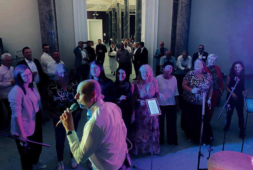 Feiern oder schlafen: Nach dem Fachprogramm drehte erneut die Tom Browne Band den Schalter auf Party – das ließ die Freizeit zum Feier-Abend werden.