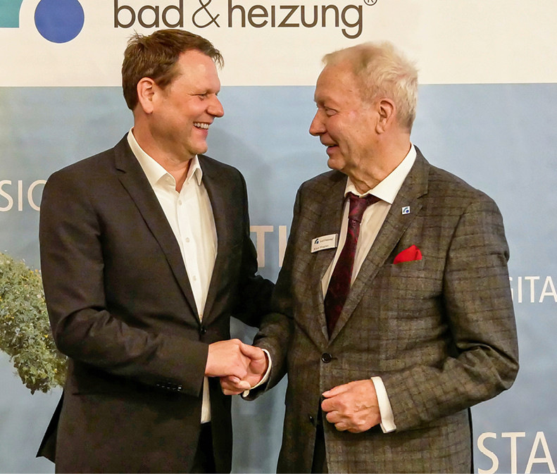 Generationswechsel: Auch im Namen der Mitglieder bedankte sich Thomas Wagner bei seinem Vater, dem Mitbegründer, langjährigen Vorstand und Aufsichtsratsvorsitzenden Klaus Wagner für das seit 1977 währende Engagement.