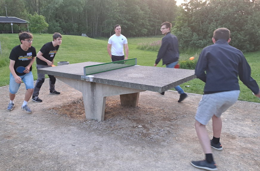 Pizzaessen und Tischtennisspielen sorgten für Entspannung nach den umfangreichen Schulungen.