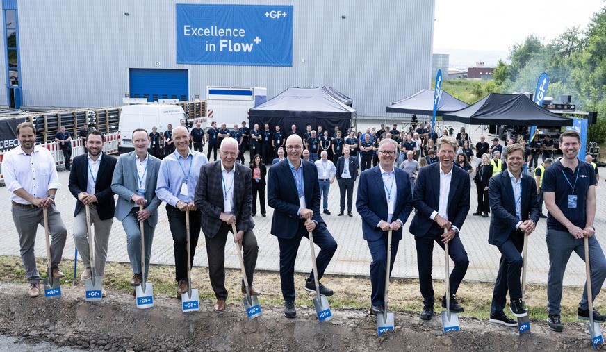 Den feierlichen Spatenstich führten aus (von links nach rechts): Raik Grimm von Goldbeck, Alexander Decker von LIP Invest, Michael Ziegler, Stellvertretender Landrat Landkreis Hassberge, Ralf Kettner, Geschäftsführer GF Building Flow Solutions Haßfurt, Günther Werner, Erster Bürgermeister Stadt Haßfurt, Andreas Müller, Chief Executive Officer GF, Michael Rauterkus, President GF Building Flow Solutions, Thomas Fuhr, Chief Technology Officer GF Building Flow Solutions, Alexander Taft von bauwo, und Jean-Sebastian Weber, Senior Director Supply Chain GF Building Flow Solutions.