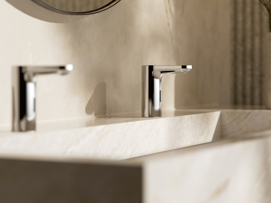 So leicht geht Wassersparen in hoch frequentierten Bereichen: Im Vergleich zu regulären Einhebelmischern können der Wasserverbrauch mit elektronischen, berührungslosen Schell Waschtisch-Armaturen um bis zu 70 % und damit auch die Energiekosten für die Erwärmung des Warmwassers verringert werden.