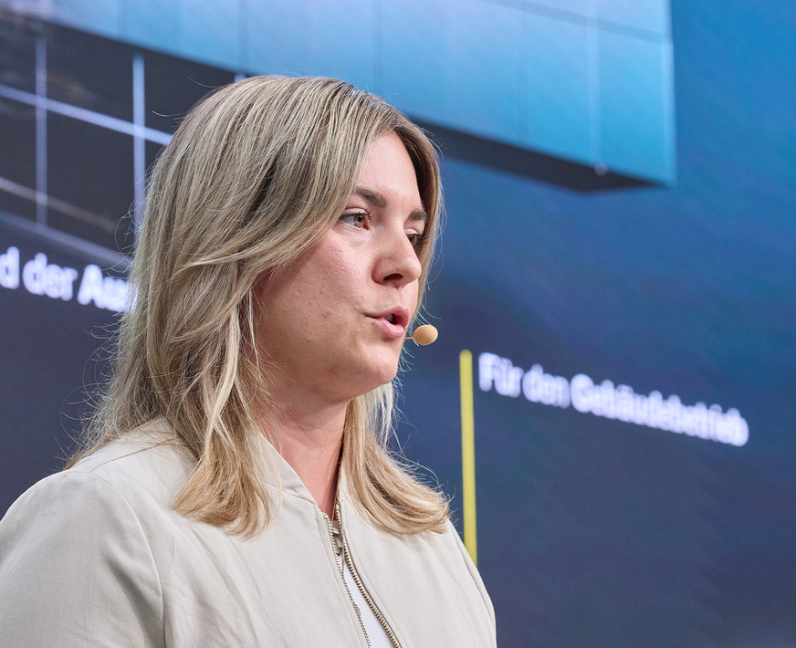 Isabel Hammerschmidt, Engineering Consultant bei Viega und Expertin für Digitales Bauen und Nachhaltigkeit in der TGA, unterstrich in ihrer Keynote die besondere Bedeutung der Technischen Gebäudeausrüstung im Hinblick auf eine Transformation zu einer nachhaltigen, digitalen und zukunftsfähigen Bauwirtschaft.