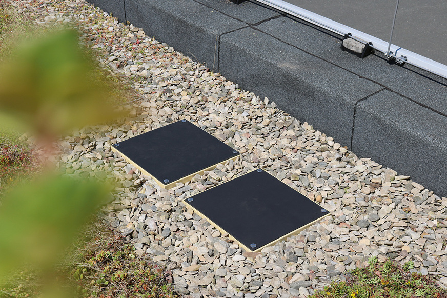 Doppelter Schutz: Unter dem einen Gründachschacht ist die Hauptentwässerung installiert, unter dem anderen die Notentwässerung.