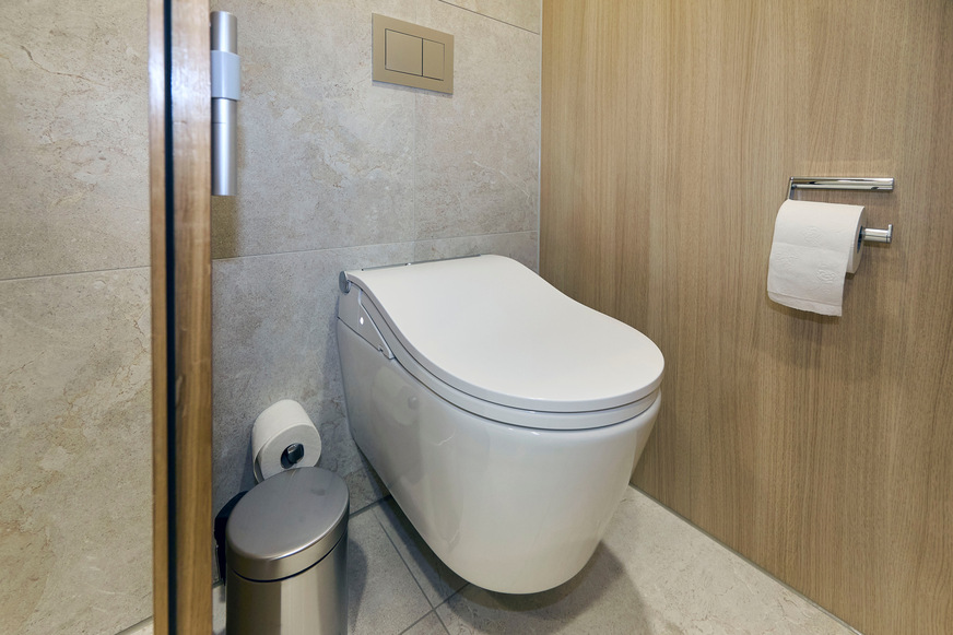 Eines der Kernprodukte in den mobilen Sanitärcontainern von Senger Gebäudetechnik ist ein Washlet von Toto.