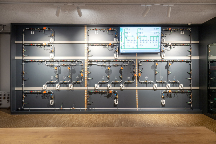 Die neue Hydraulikwand im Geberit Informationszentrum Langenfeld simuliert realitätsnah die Trinkwasser-Installation eines Gebäudes mit 12 Nutzungseinheiten und macht komplexe Zusammenhänge transparent.