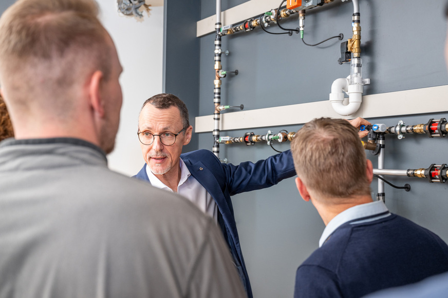 Sanitärprofis aus der Planung und Installation sowie der Wohnungswirtschaft können in den Seminaren vor Ort Einblicke in die realen Vorgänge innerhalb der Trinkwasser-Installation gewinnen.