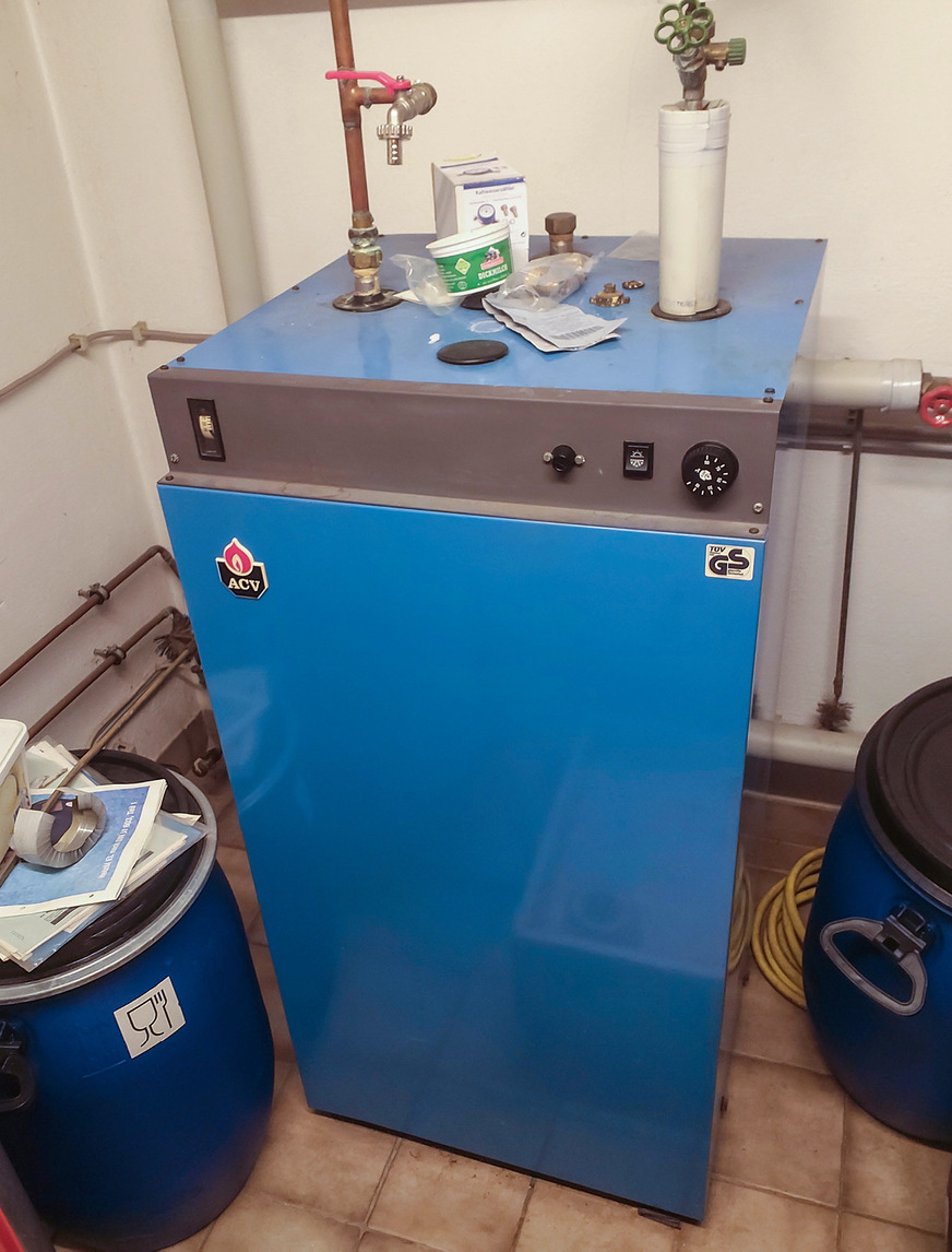 Der bestehende Warmwasserspeicher besaß einen integrierten E-Heizstab und konnte somit vom Heizkessel entkoppelt werden.