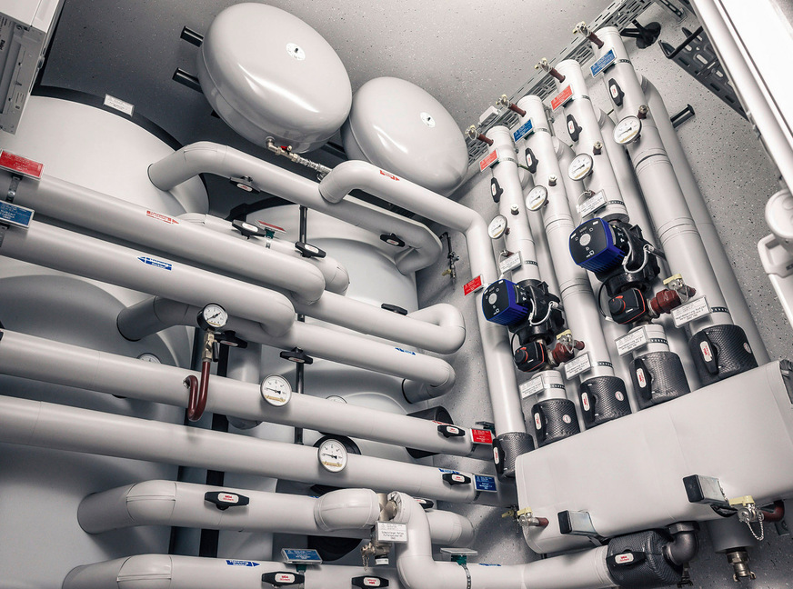 Energy Units sind seriell gefertigte, schlüsselfertige und skalierbare modulare Energiezentralen, die neben Wärmepumpen auch Hydraulik, Regelung und Speichertechnik enthalten und flexibel an objektspezifische Anforderungen angepasst werden können.