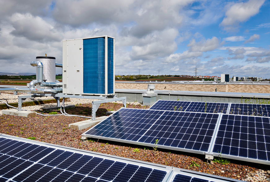 Die Inverter-Luft/Wasser-Monoblock-Wärmepumpe vom Typ „SYSHP Mini 16 EVO-P“ mit integriertem Kaltwassersatz von Systemair wird über einen zwischengeschalteten Batteriespeicher mit elektrischer Energie aus einer Photovoltaikanlage versorgt. Im Hintergrund der 100-l-Pufferspeicher.