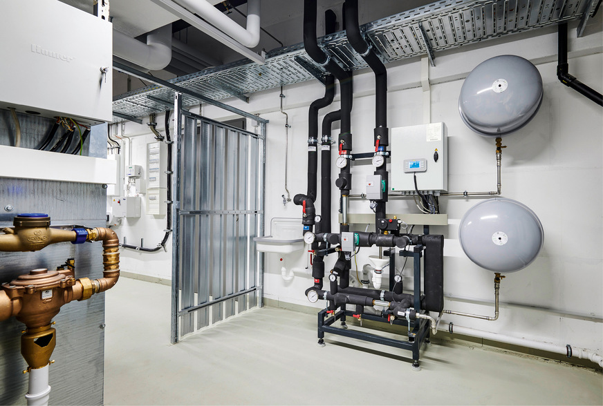 Durch die kleinteilige, individuell anzupassende Wärme- und Kältetechnik auf dem Dach fällt der Haustechnikraum auch in den ­Siebengeschossern platzsparend aus.