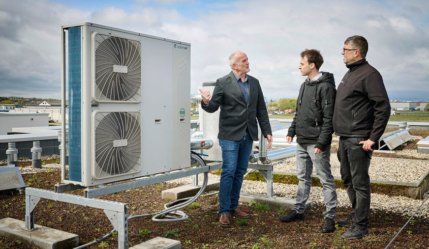 Conceptaplan-Geschäftsführer Frank Rothenberger, Systemair-Produktmanager Silas Jäger und Systemair-Verkaufsberater Mesut Öztürk (v. l.) im Gespräch über das Potenzial der Systemair-Einheiten, nicht nur zum Kühlen, sondern auch als Stand-alone-Lösungen, um Objekte wie in Bad Vilbel gleichzeitig mit Wärme und Kälte zu versorgen.
