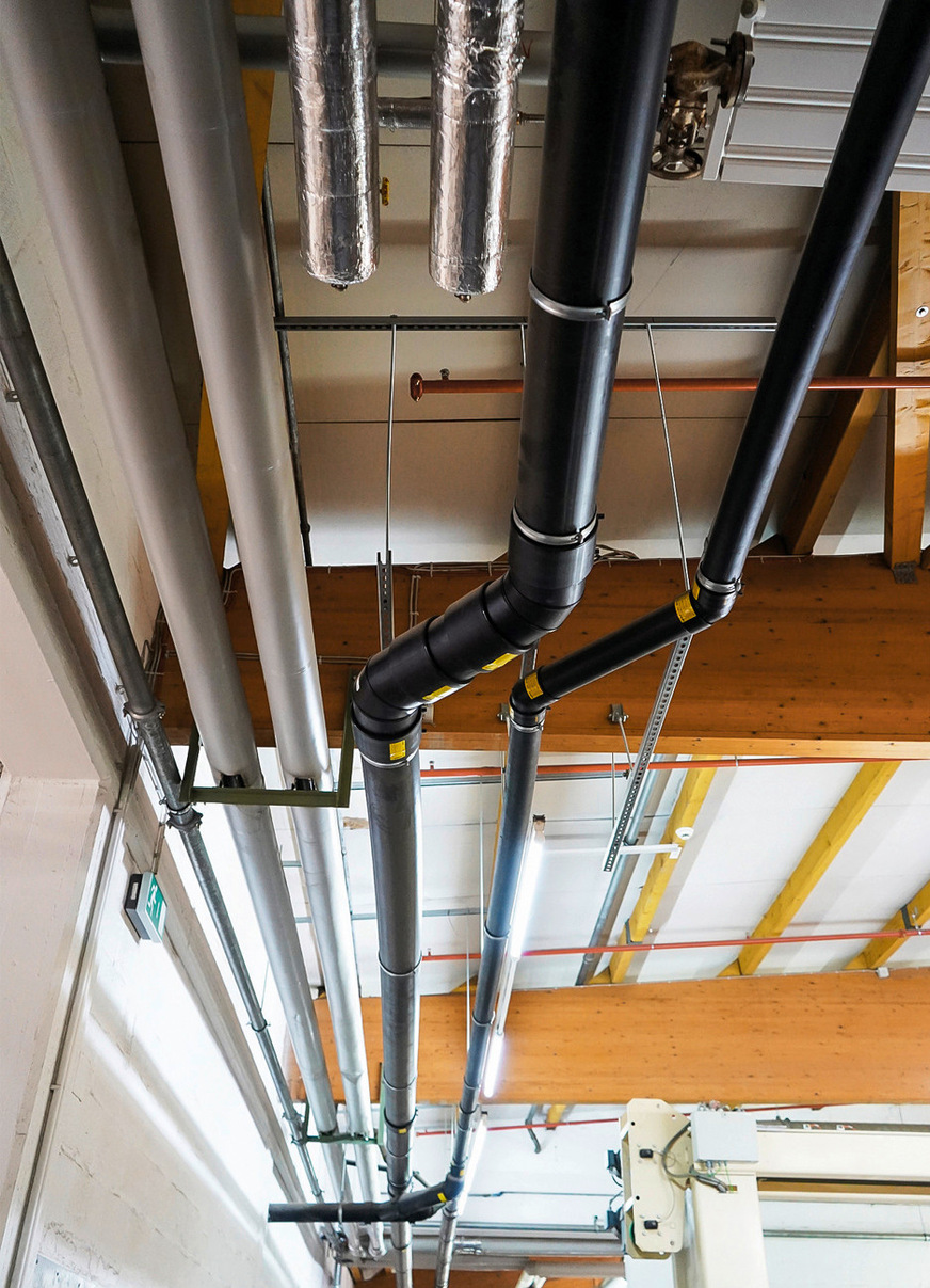 Für die Sicherheit der bis zu 159 m langen Rohrstrecken sorgen spezielle Schienen und Rohrschellen. Über Richtungs­änderungen wachen Elektroschweißmuffen.