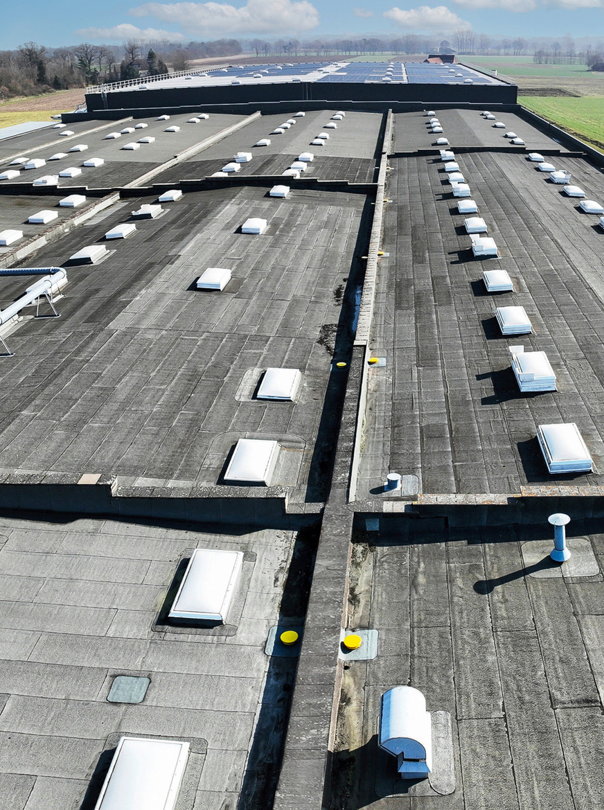 Die für die Notentwässerung zuständigen Druckströmungsgullys&nbsp;– gut erkennbar an der gelben Farbe – sind in den Tiefpunkten des weitläufigen Flachdachs platziert.