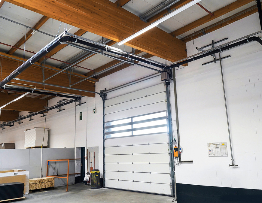 Die wasserführenden Leitungen mussten so verlegt werden, dass sie dem Rolltor beim Hochfahren nicht im Wege sind.