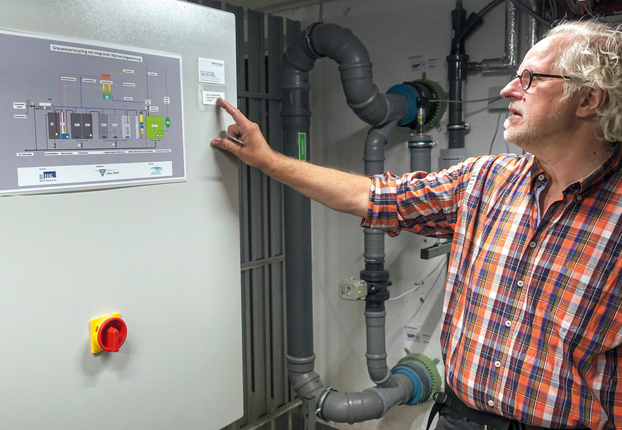 Planer Erwin Nolde im Technikraum. Zur Fernwartung überträgt ein Router die nötigen Daten der Wassertechnik an sein Büro und auf sein Mobiltelefon. So kann er im Auftrag der Wohnungsgenossenschaft die Anlage kontrollieren und Parameter korrigieren.