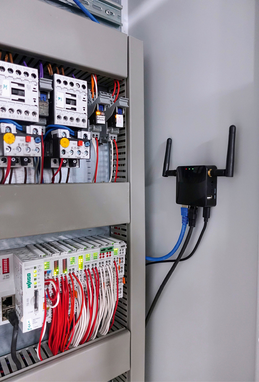 Die Anlagensteuerung kontrolliert sich selbst und meldet Unregelmäßigkeiten per E-Mail oder Teams an die verantwortliche Person. Voraussetzung ist ein Router, der ständig aus der Technikzentrale heraus die nötigen Daten überträgt.