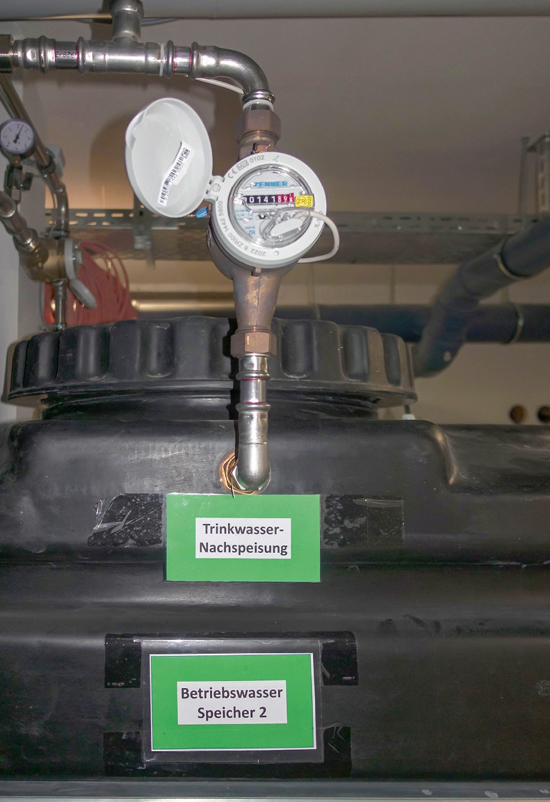 Im Betriebswasserspeicher wird das gereinigte und durch UV-Licht desinfizierte Grauwasser zur Verwendung für die Toilettenspülung gelagert. Ist gelegentlich der Bedarf größer als der Ertrag, wird automatisch Trinkwasser zugeführt.