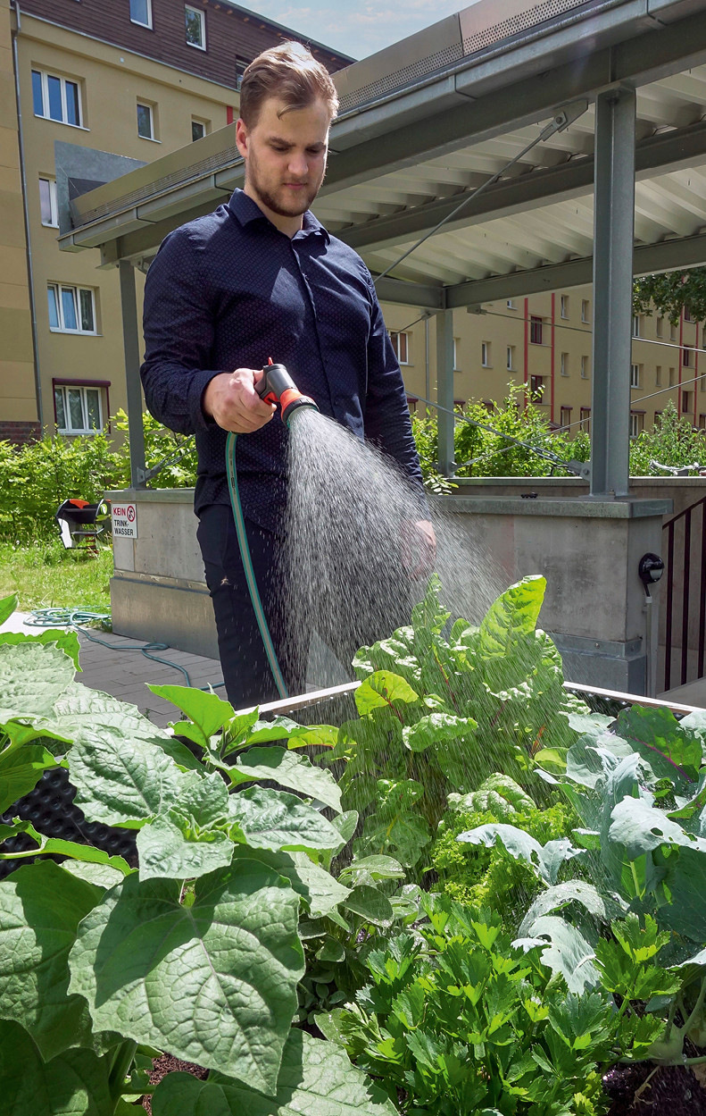 Der auf den Dächern auftreffende Niederschlag wird gesammelt und zur Bewässerung des begrünten Innenhofs, der sechs Hochbeete und der Beete auf der Dachterrasse genutzt. Dies geschieht bequem mit Schlauch­brausen.