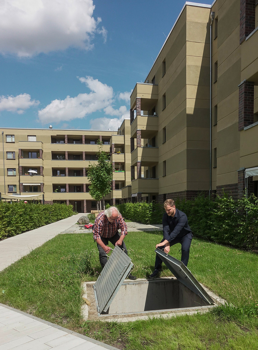 Der unterirdische Regenspeicher liegt im begrünten Innenhof und fasst 100 m³. Ist er voll, wird das Regenwasser automatisch, zur Versickerung in einer Mulde, an die Oberfläche gepumpt.