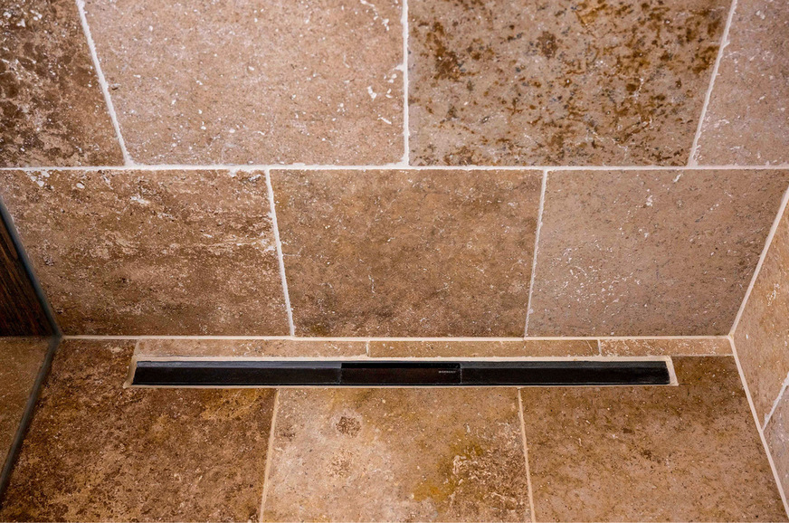 Die Duschrinne „Clean Line 80“ von Geberit in Schwarzchrom gebürstet wurde vor Ort zugeschnitten.