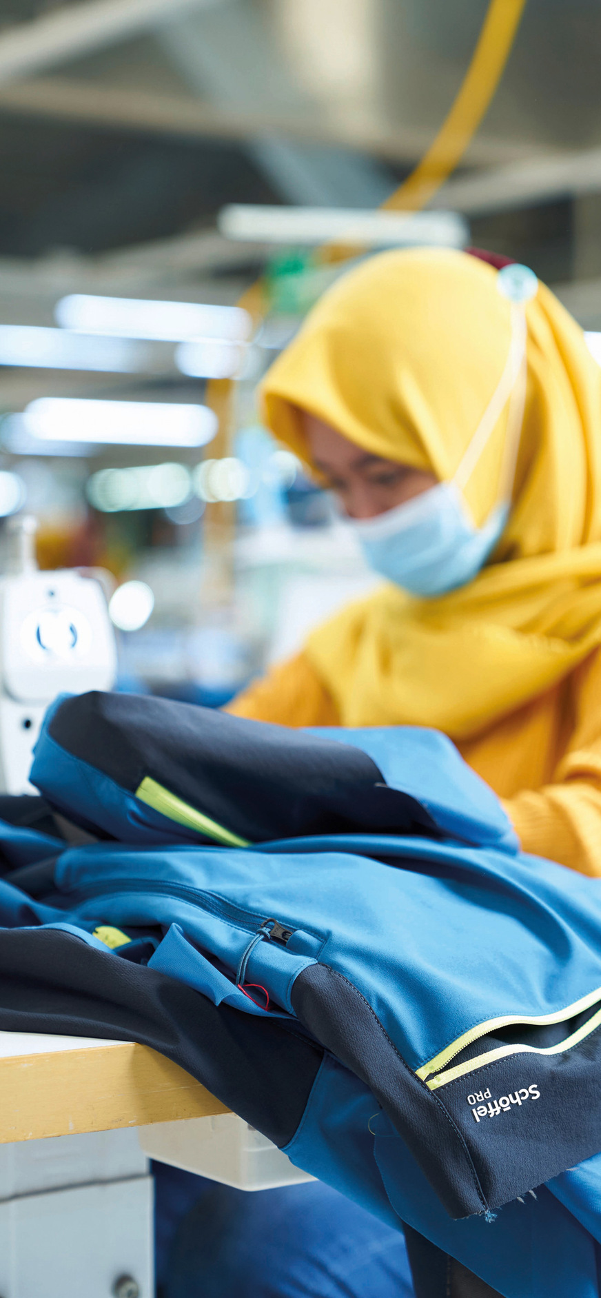 Auch in Asien wird auf die Arbeitsbedingungen geachtet. Seit mehr als einem Jahrzehnt ist Schöffel Mitglied der Fair Wear Foundation.