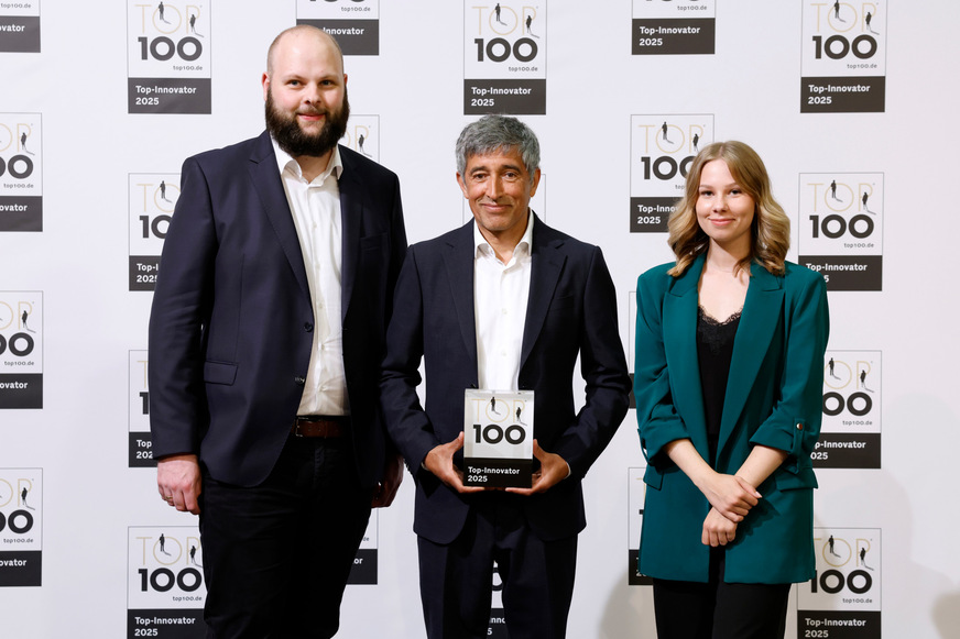 Hüppe gehört 2025 zu den „TOP 100 Innovatoren“ im deutschen Mittelstand. Der renommierte Wissenschaftsjournalist Ranga Yogeshwar (Mitte) überreichte die Auszeichnung an Carlotta Litzinger (r.) und Henrik Johnen (l.) aus dem Hüppe-Produktmanagement.