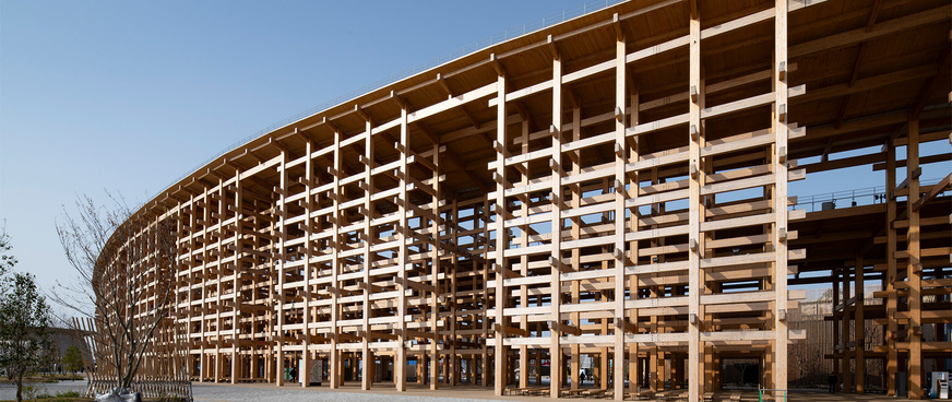 Der Grand Ring, entworfen vom japanischen Architekten Sou Fujimoto, ist das zentrale architektonische Bauwerk der Expo 2025 in Osaka. Er verbindet die Pavillons als begehbarer Kreis und steht für globale Zusammenarbeit und gemeinsamen Fortschritt.
