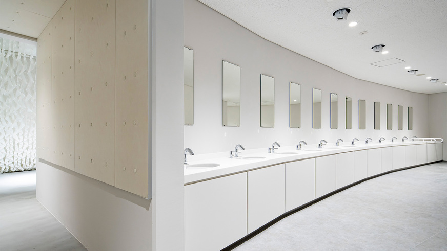 Die modernen Waschtische in der Expo-Halle sind mit berührungslosen Automatikarmaturen ausgestattet, die eine besonders hygienische und komfortable Handwäsche für alle Besucherinnen und Besucher ermöglichen.