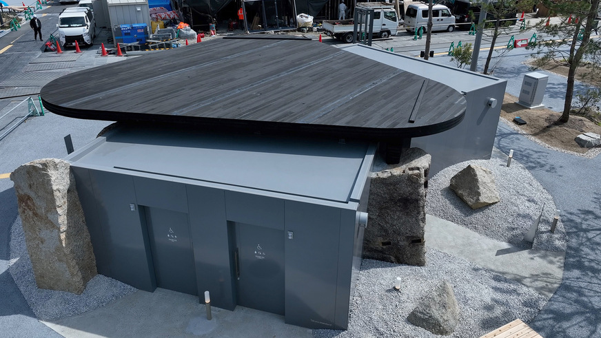 Die öffentliche WC-Anlage „Stone House Toilet“ integriert jahrhundertealte – eigentlich für die Burg in Osaka bestimmte – Granitsteine in die moderne Architektur. Sie verbinden Geschichte, Natur und menschliches Wirken zu einem inspirierenden Ort der Reflexion über bleibende Werte.