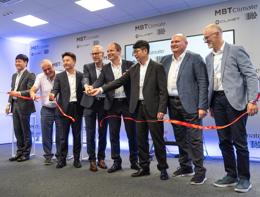 Symbolischer Akt zur Einweihung des neuen Innovationszentrums in Padua, von links nach rechts: Jacky Wang, Chief Technology Officer (CTO) MBT Climate, Bruno Bellò, Gründer von Clivet, Hengyi Zhao, Executive General Secretary CHPA China Heat Pump Alliance, Alexander Kaiss, Senior Vice President & COO MBT Climate, Stefano Bellò, President & CEO MBT Climate, Kobe Peng, Vice President & CSO MBT Climate, Luca Martini, Director R&D and Quality Clivet SpA, Claudio Zilio, Professor of Applied Thermodynamics University of Padua und President AiCARR (Italienischer Verband für Klimatisierung, Heizung und Kühlung).