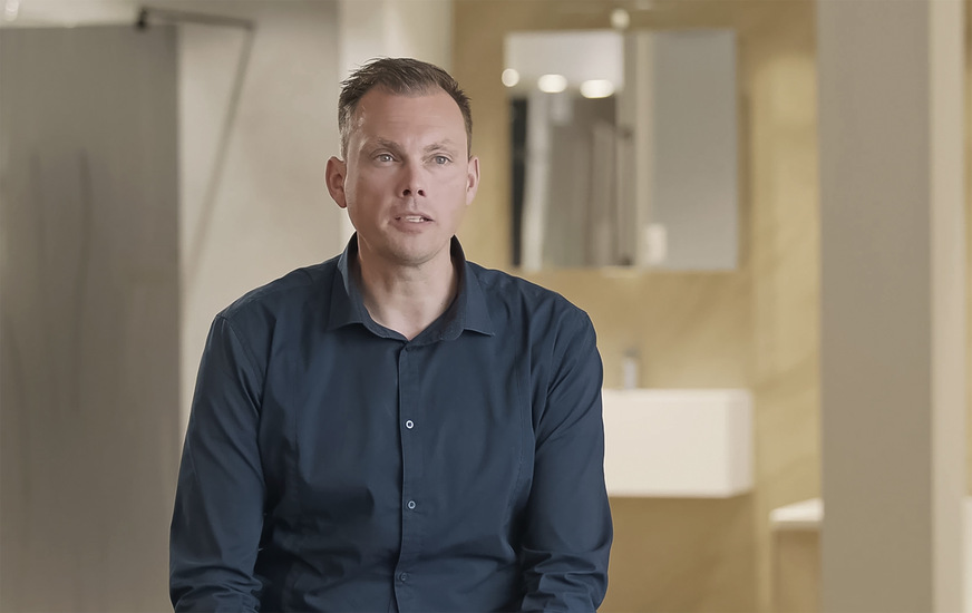 Stefan Hirnstein, Leiter Schulungen bei HSK Duschkabinenbau, ist Experte für alle HSK Produkte und Lösungen rund um den Duschplatz.