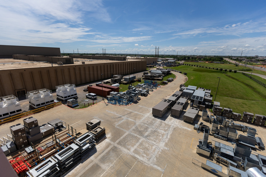 In den USA kommen etwa 3400 Beschäftigte hinzu. Am Standort Norman arbeiten knapp 1300 Beschäftigte in der Produktion und in der Entwicklung.