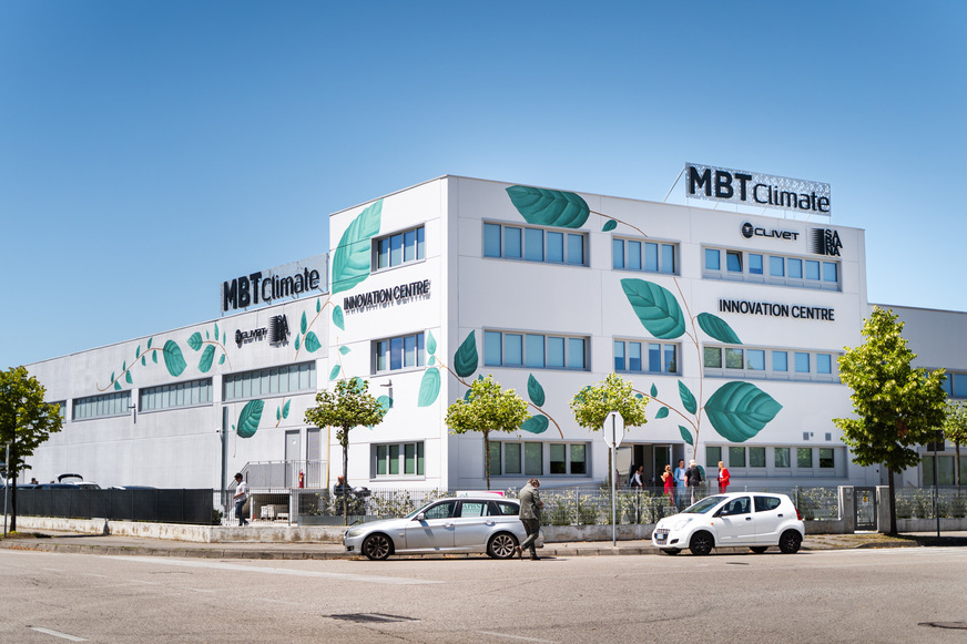 Blätter zieren die Fassade des neuen Innovationszentrums der MBT Climate-Gruppe.
