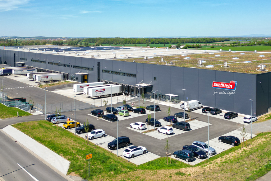 Im fränkischen Gerolzhofen ist ein hochmodernes und besonders nachhaltig-arbeitendes Logistikzentrum entstanden. Von hier aus beliefert die Oventrop Gruppe ihre weltweiten Kunden mit nachhaltigen Lösungen für effizientes Wärmen, Kühlen und sauberes Trinkwasser.