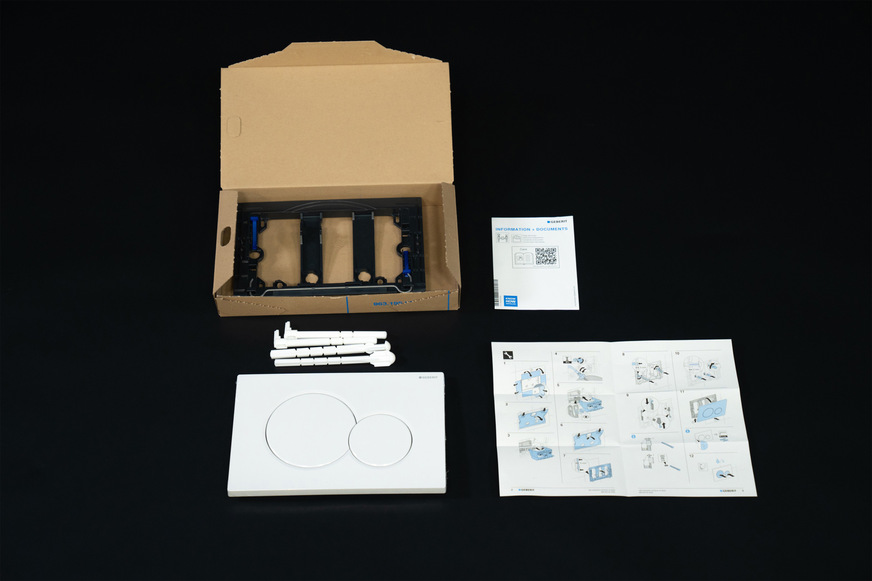 Nach der Überarbeitung der Verpackung: Die Drückerstangen und Distanzbolzen werden jetzt nicht mehr in separate Kunststoffbeutel verpackt. Mit den neuen Verpackungen der Betätigungsplatten spart Geberit knapp 4 t Kunststoff pro Jahr.