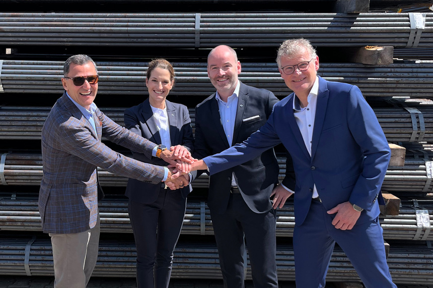 Besiegelten die Zusammenarbeit am Standort der Oventrop Energy & Network in Haiger. Von links nach rechts: Adel Hattab (CEO HögforsGST), Laura Peters (Oventrop), Michael Scheller (CCO Oventrop) und Rainer Klöckner (Geschäftsführer Oventrop Energy & Network).