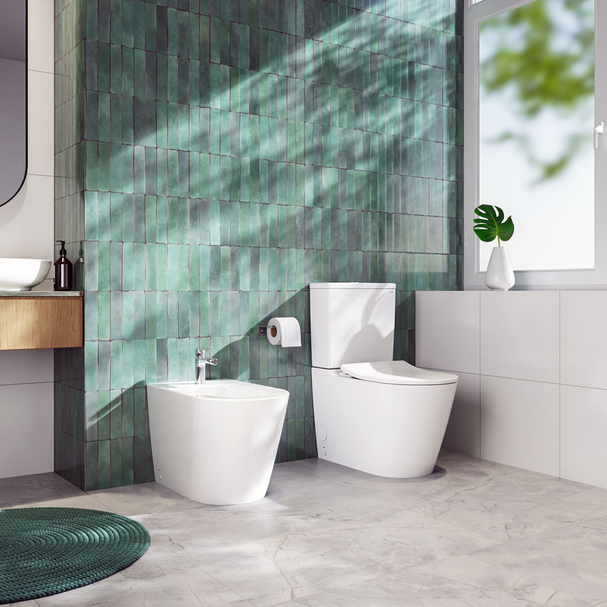 WC RP als Stand-WC mit Spülkasten, hier in der Kombination mit dem Bidet RP. Beide Produkte sind durch die spezielle Cefiontect-Glasur leicht zu reinigen und garantieren lang anhaltende Sauberkeit.