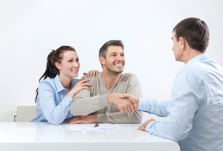 Für Eigenheimbesitzer bieten diese Lösungen ebenfalls spürbare Erleichterungen: Der zeitintensive Gang zur Bank entfällt, ein Grundbucheintrag ist nicht notwendig, versteckte Gebühren gibt es nicht, und der Zinssatz bleibt während der gesamten Laufzeit konstant.