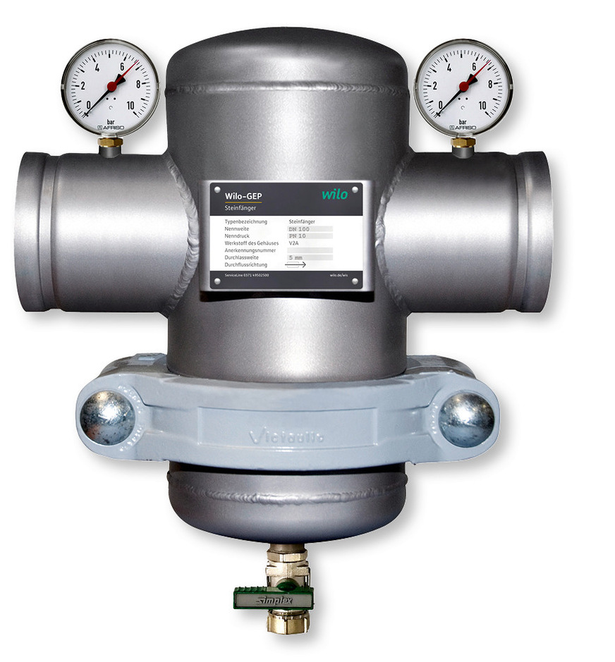 E Steinfänger DN 100 in der Trinkwasser­zuleitung: Der aus Edelstahl gefertigte ­Steinfänger von Wilo erfüllt die ­Anforderungen der DIN&nbsp;1988-600 und schützt Löschwasser­systeme zuverlässig vor Partikeln und Korrosion bei hohen Strömungsgeschwindigkeiten.