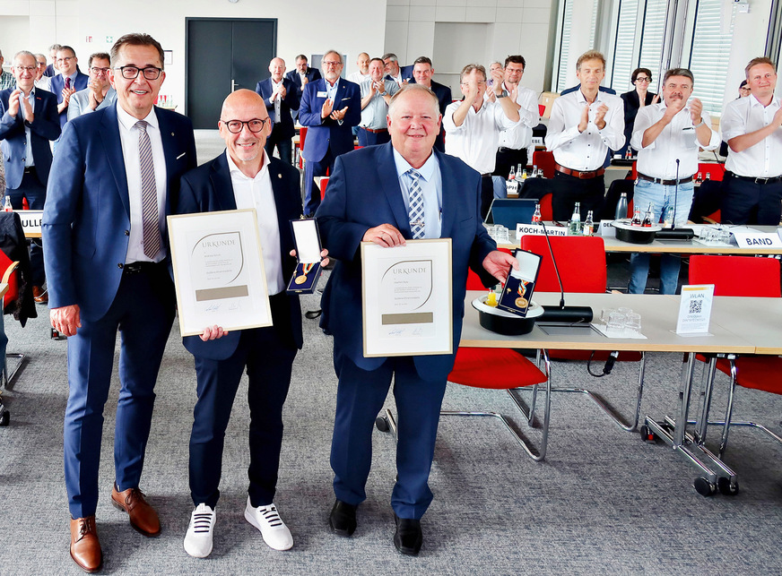 ­Die Goldene Ehrenmedaille des ZVSHK für ihr langjähriges ehrenamt­liches&nbsp;­Engagement erhielten aus den Händen von Michael Hilpert (links): ­Andreas&nbsp;Schuh ­(Mitte) und Joachim Butz (rechts).