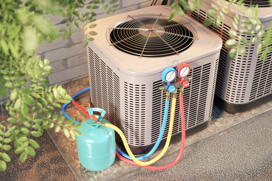 Klimaanlageneinheit mit angeschlossenem Kältemitteltank.