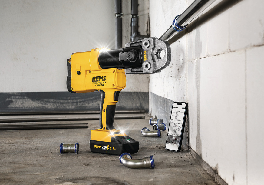 Rems Akku-Press 22&nbsp;V Connected – mit Connected-Funktionalität über Wi-Fi-Funkstandard und OLED-Display.