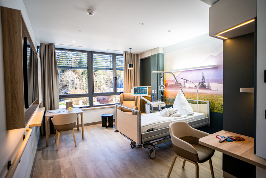 Bei der Gestaltung der Komfortstation des Klinikums Garmisch-Partenkirchen wurde auf natürliche Töne und hochwertige Materialien gesetzt.