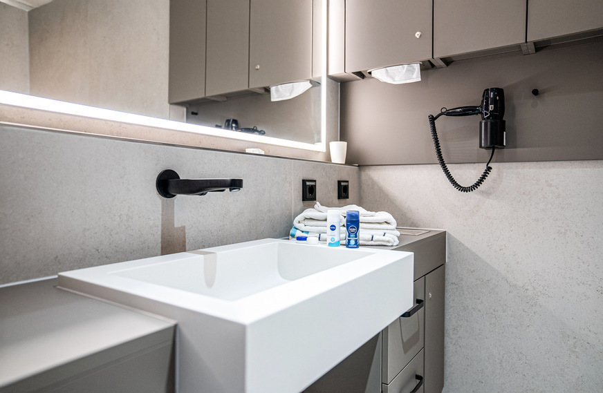 In den großzügigen Bädern sind Armaturen, Accessoires und Kosmetikspiegel von Keuco zu finden.