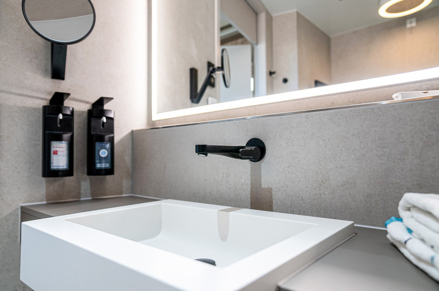 Der beleuchtete Keuco iLook_move Kosmetikspiegel ist durch die robuste Scharniertechnik und den flexibel zu positionierenden Schwenkarm besonders praktisch, da er auch im Sitzen zu nutzen ist.