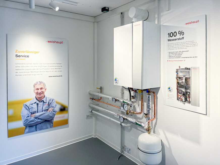 Das mit 100 % grünem Wasserstoff betriebene Brennwertgerät Weishaupt Thermo Condens® im Showroom des Projektes H2HoWi.
