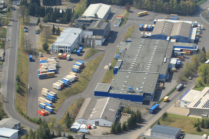 Luftaufnahme des Standorts RansbachBaumbach (Westerwald): Schütz Energy Systems erweitert seine Fertigungskapazitäten um 2 neue Rohrfertigungslinien und verdoppelt nahezu sein PolystyrolLagerkapazität für die EPS-Produktion.