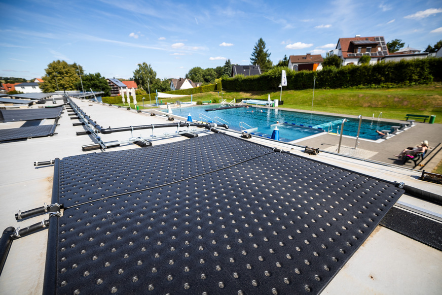 In den schwarz eingefärbeten, UV-beständigen Absorbern, die aus PE-HD im einzigartigen CoEx-Verfahren hergestellt werden, zirkuliert das aus dem Becken entnommene Wasser, wird durch die Sonnenenergie erwärmt und fließt anschließend temperiert zurück ins Schwimmbecken.